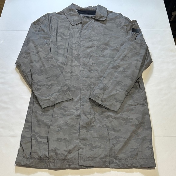 Tumi Other - TUMI Men's Camo Reflective Packable Rain Jacket